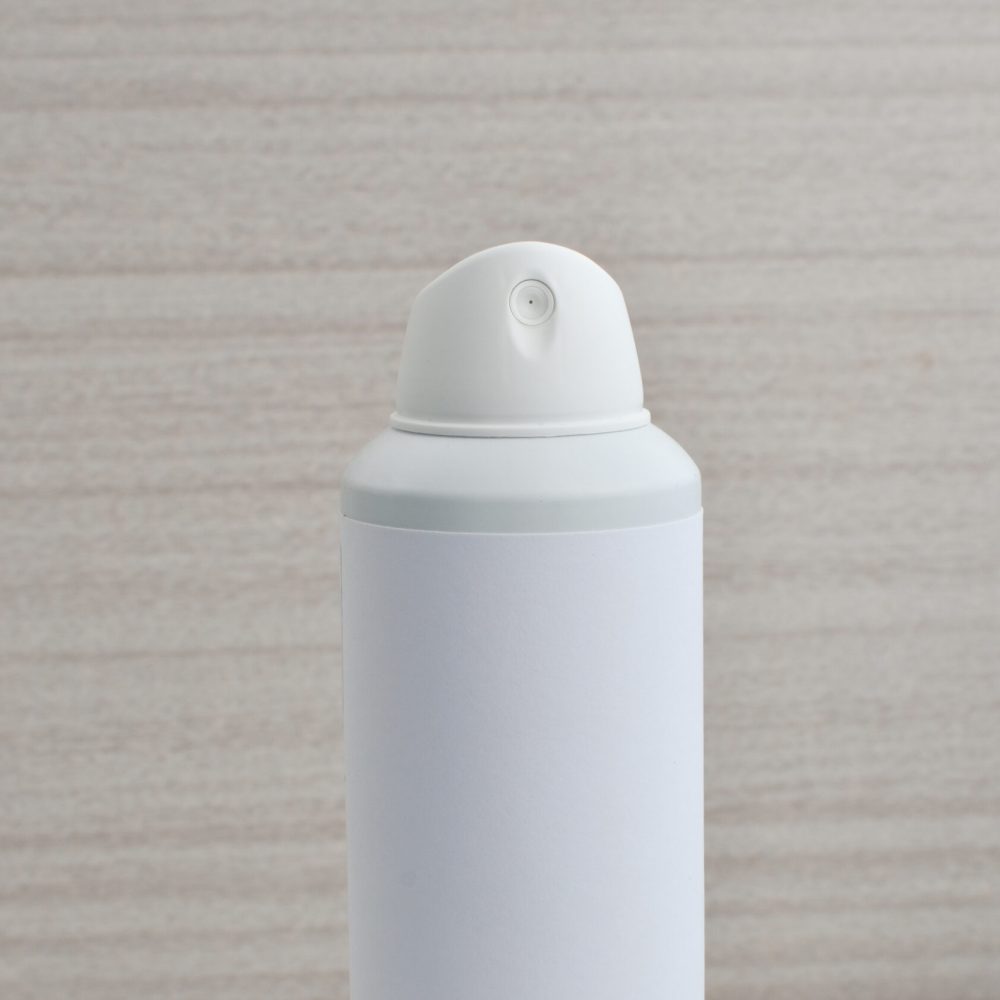 Close-up of spray deodorant with white label, conveying concepts of hygiene, 24 and 48 hour protection and fragrance. Representing the importance of protection and personal well-being.